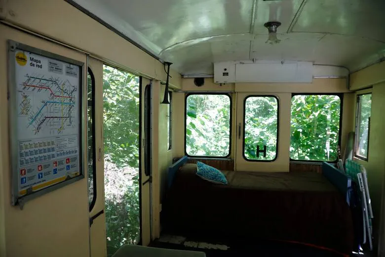 la-cama-matrimonial-en-uno-de-los-extremos-del-WKMUFKC4GFDVRGW6VZS5WH2M6M (1)