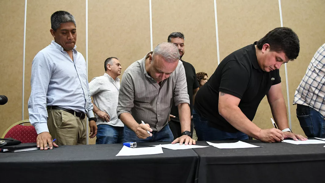 16798-paritarias-nuevo-acuerdo-entre-el-gobierno-y-gremios-estatales