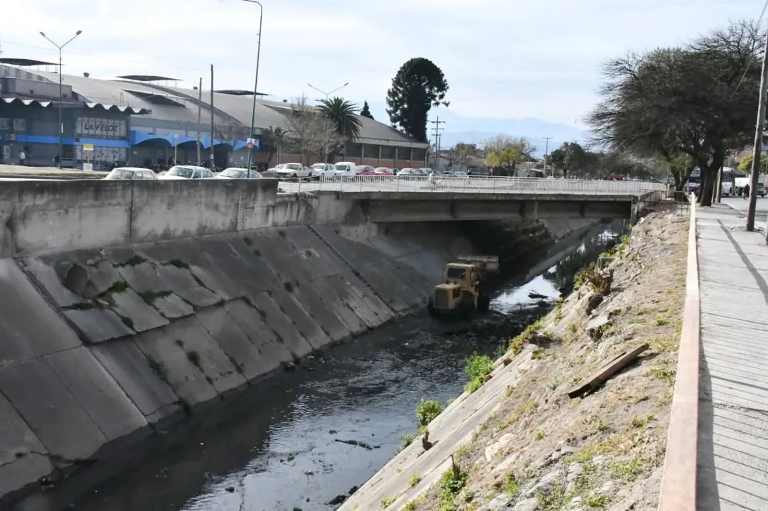 #Salta- La Municipalidad acondiciona el canal Yrigoyen antes de la temporada estivalLos trabajos (1)