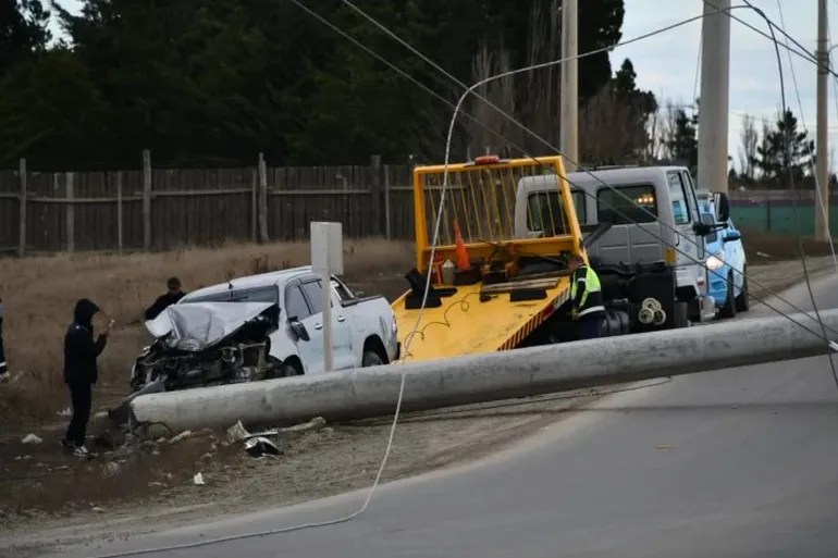 retiran-la-camioneta-que-tiro-un-poste-y-dejo-luz-rio-gallegos