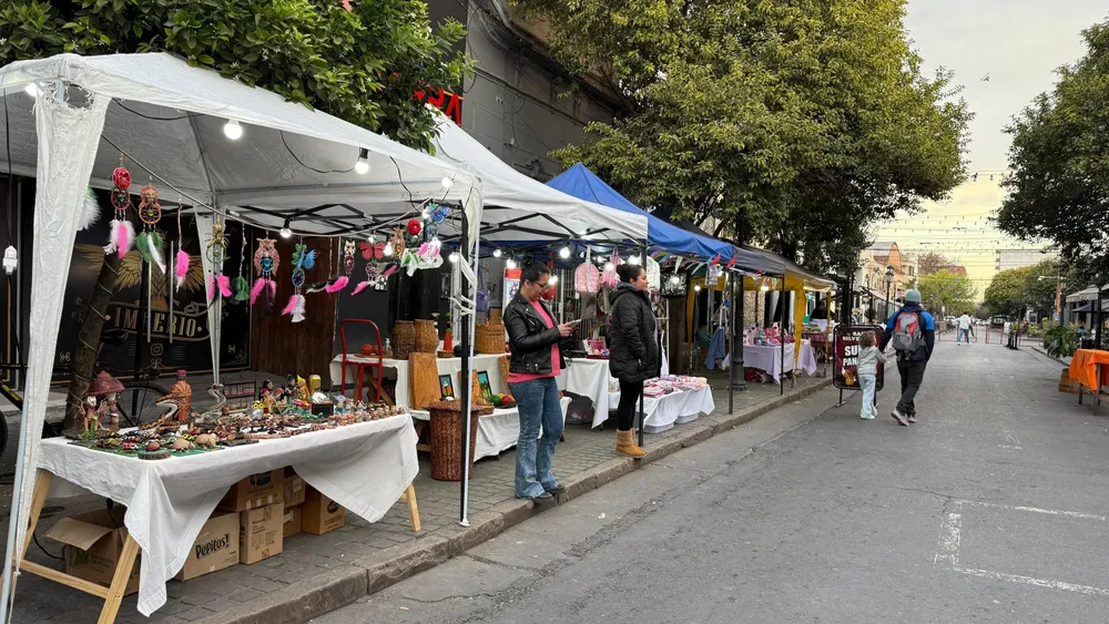 foto-del-paseo-artesanal-balcarce-2048x1152